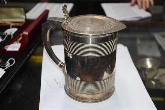 A George III silver tankard, Duncan Urquhart & Naphtali Hart, London 1803, 25.7oz, in bespoke wooden case.